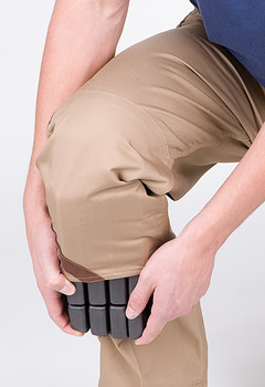 Protezione a cuscinetti per ginocchia, per pantaloni con cintura elasticizzata e salopette