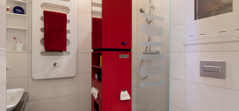 Al centro del bagno del MicroApart 20/30 vi è la «colonna funzionale», una soluzione compatta che offre spazi d'appoggio e un accesso funzionale dalla zona del WC, della doccia e del lavabo.