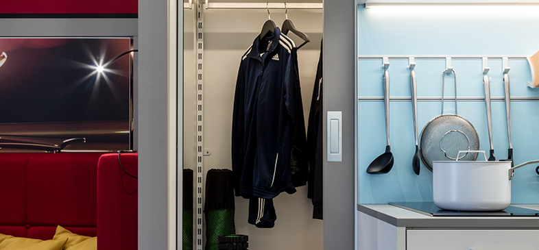 La discreta cabina armadio del MicroApart 20/30 offre spazio in un volume compatto