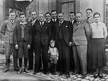 Adolf Häfele e i suoi collaboratori davanti al negozio di artigianato Häfele a Nagold