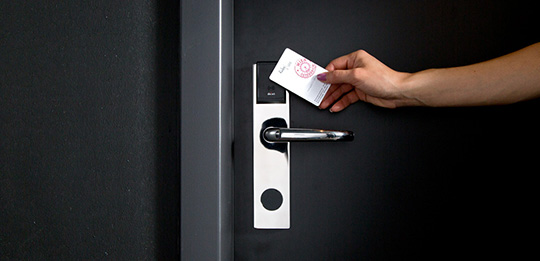 La porta per hotel Häfele: personalizzata, versatile e sicura