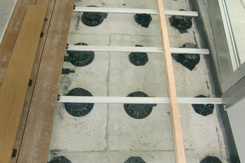 Terrassen-Verstellfuß, für Verlegung auf Holzunterkonstruktion, mit höhenverstellbaren Auflagefüßen